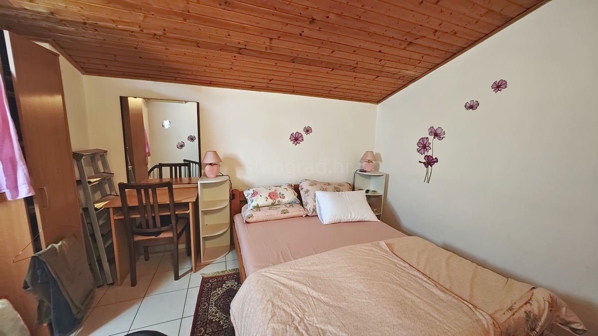 Njivice, opremljen dvoetažni apartma s teraso!