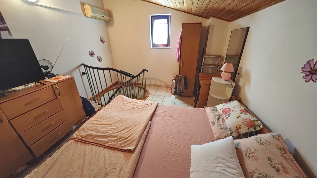 Njivice, opremljen dvoetažni apartma s teraso!
