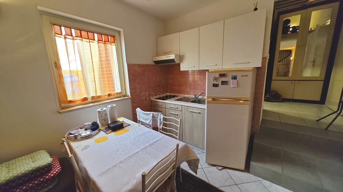 Njivice, opremljen dvoetažni apartma s teraso!