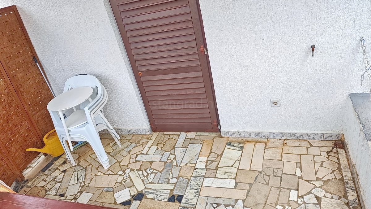 Njivice, opremljen dvoetažni apartma s teraso!