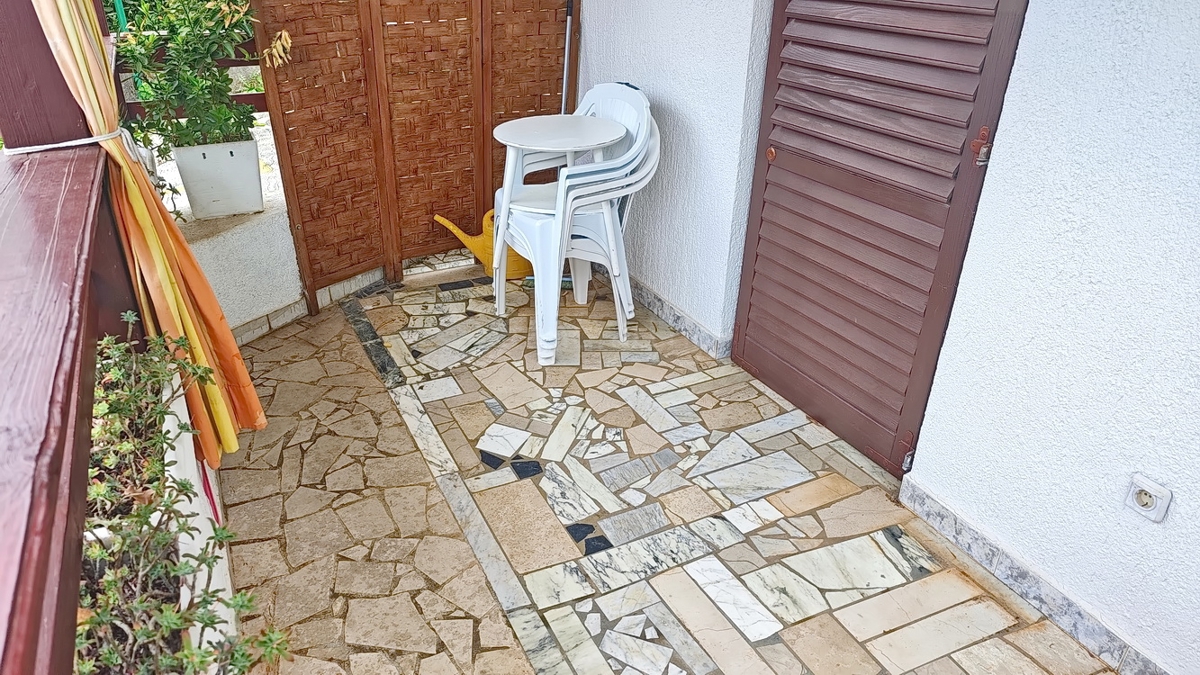 Njivice, opremljen dvoetažni apartma s teraso!