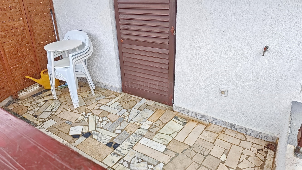 Njivice, opremljen dvoetažni apartma s teraso!