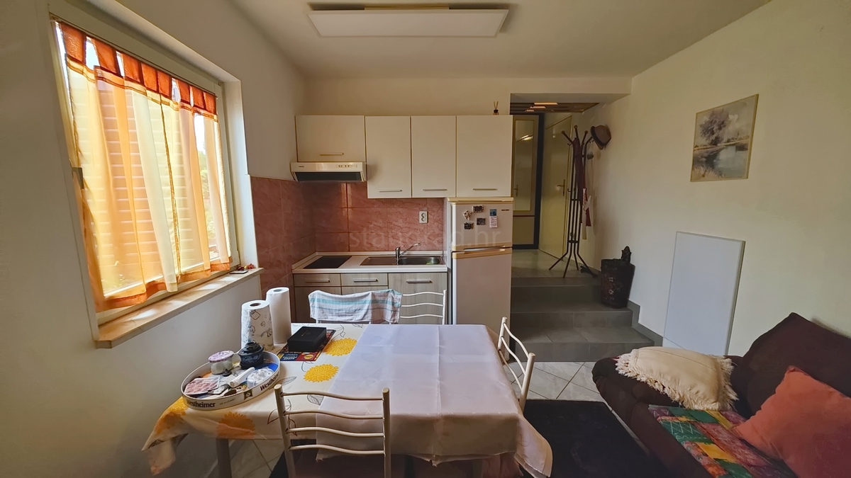 Njivice, opremljen dvoetažni apartma s teraso!