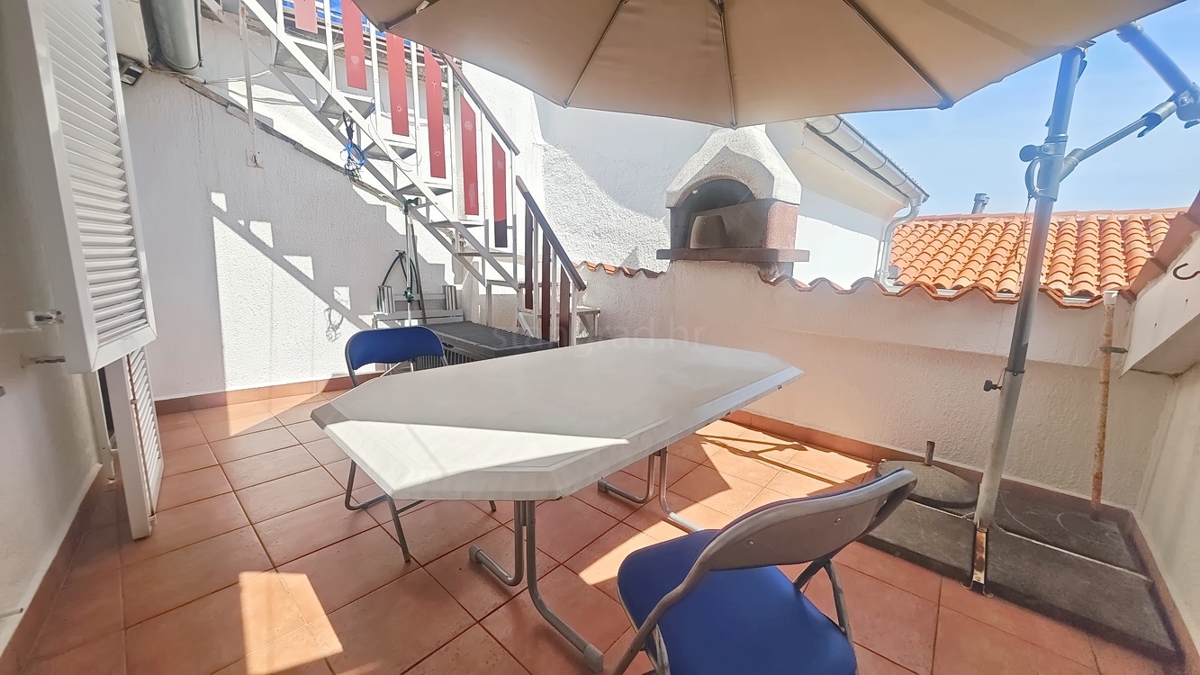 Krk, kamnita hiša s teraso in pogledom na morje!