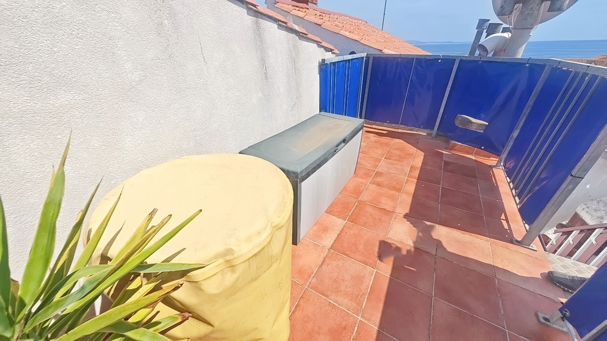 Krk, kamnita hiša s teraso in pogledom na morje!