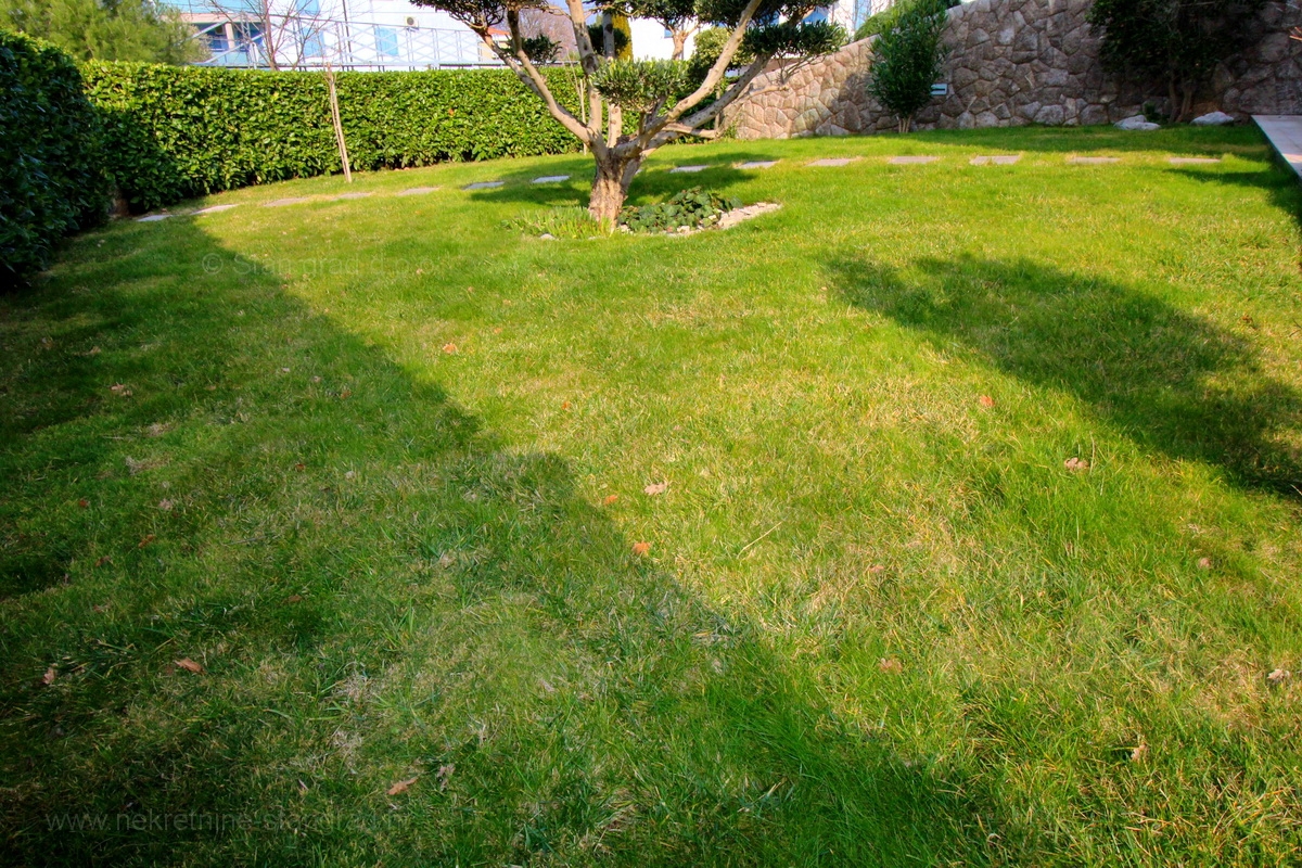 Malinska, atraktivno moderno stanovanje z vrtom in garažo, PRODAMO