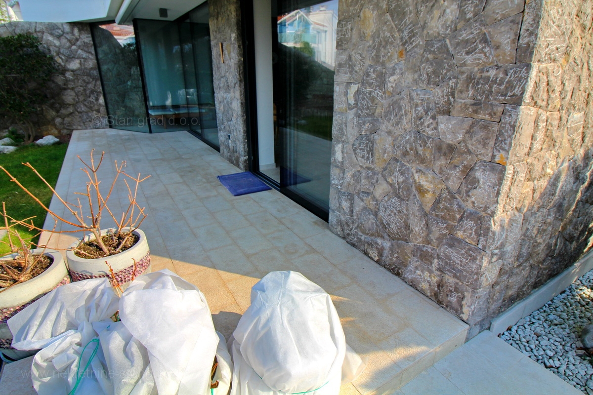 Malinska, atraktivno moderno stanovanje z vrtom in garažo, PRODAMO