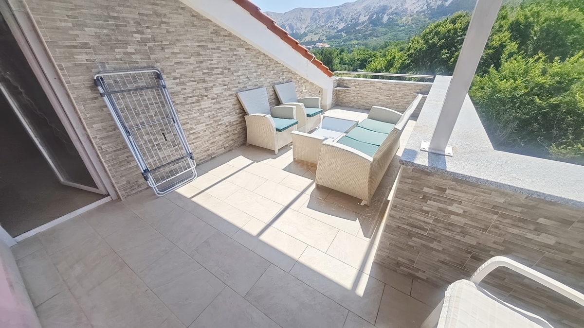 Baška, dvoetažni apartma blizu morja!