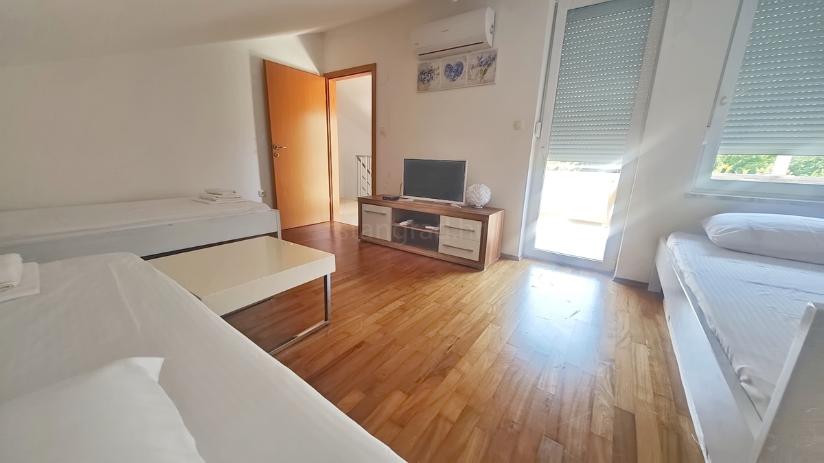 Baška, dvoetažni apartma blizu morja!