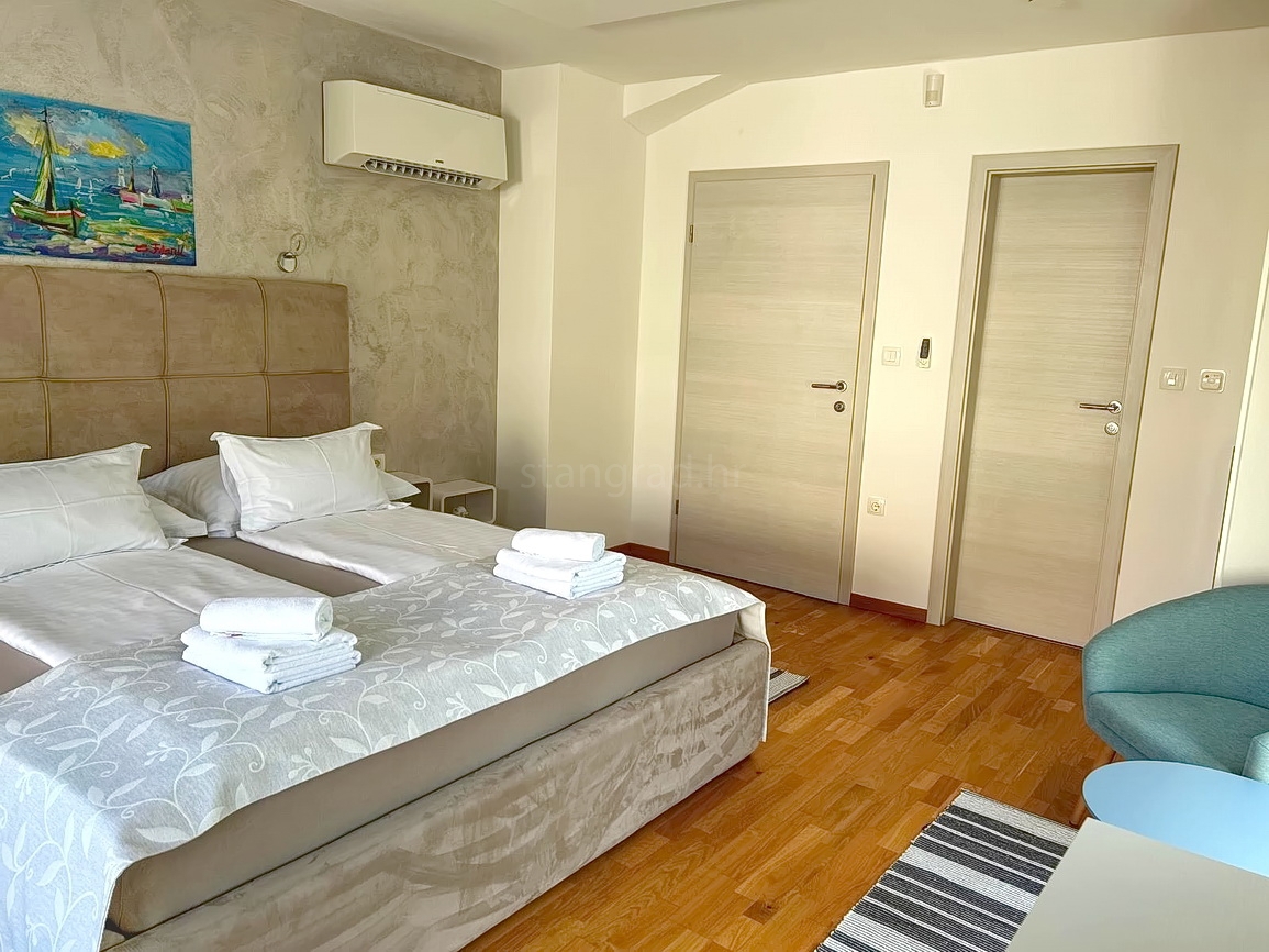 Dobrinj, čudovita vila z bazenom in prostornim vrtom!