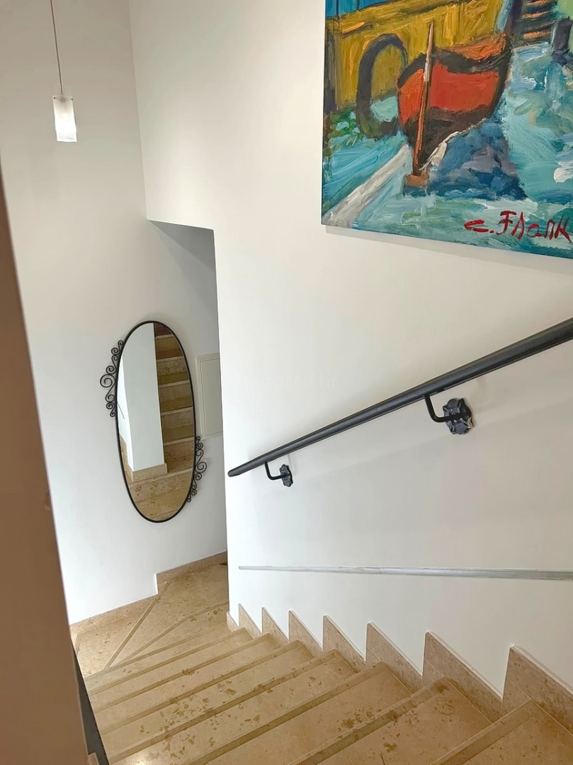 Dobrinj, čudovita vila z bazenom in prostornim vrtom!