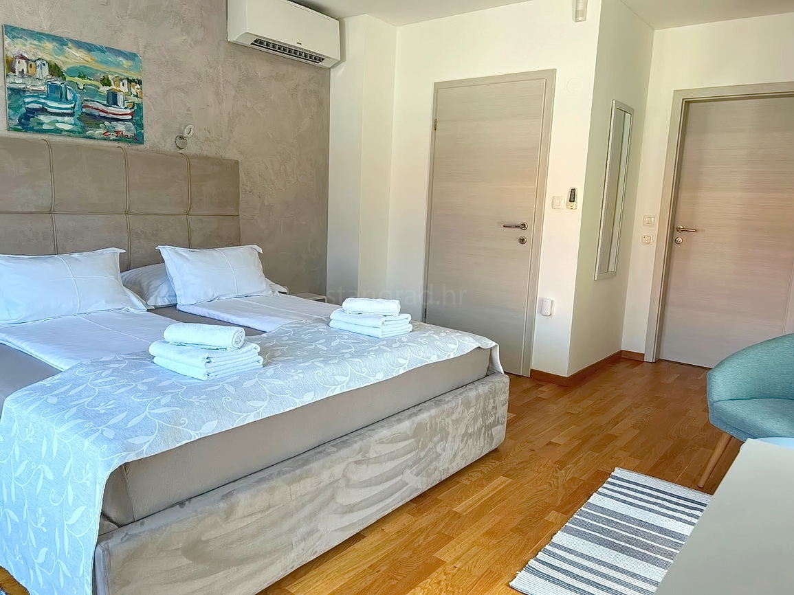 Dobrinj, čudovita vila z bazenom in prostornim vrtom!