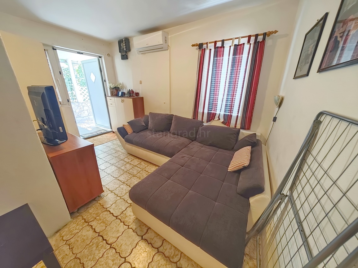 Punat, polsamostojna hiša z dvema ločenima apartmajema na dobri lokaciji!