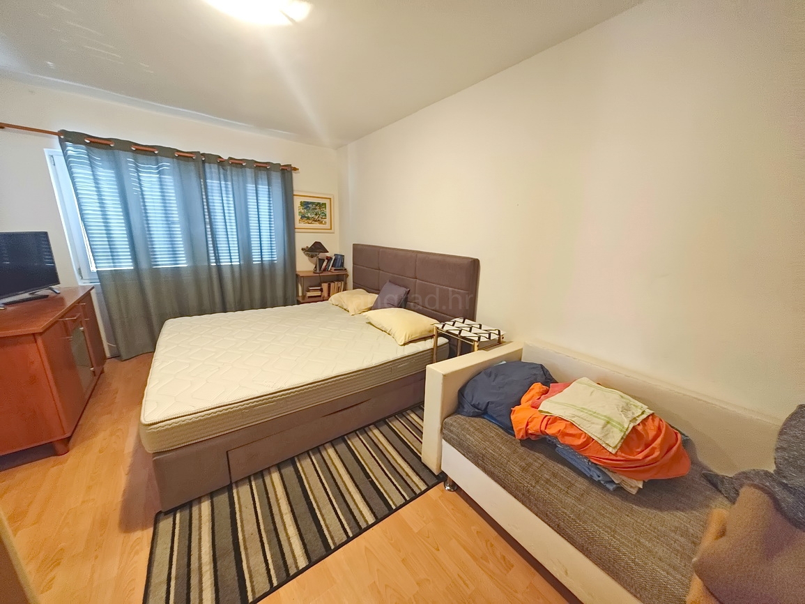 Punat, polsamostojna hiša z dvema ločenima apartmajema na dobri lokaciji!