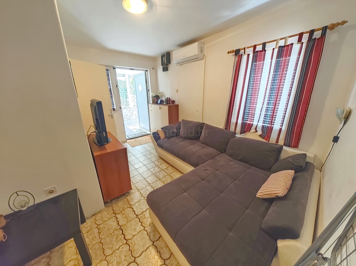 Punat, polsamostojna hiša z dvema ločenima apartmajema na dobri lokaciji!
