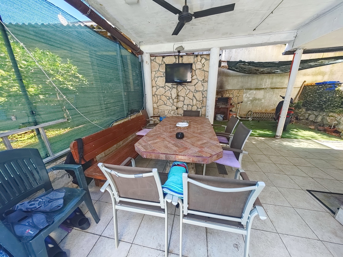 Punat, polsamostojna hiša z dvema ločenima apartmajema na dobri lokaciji!