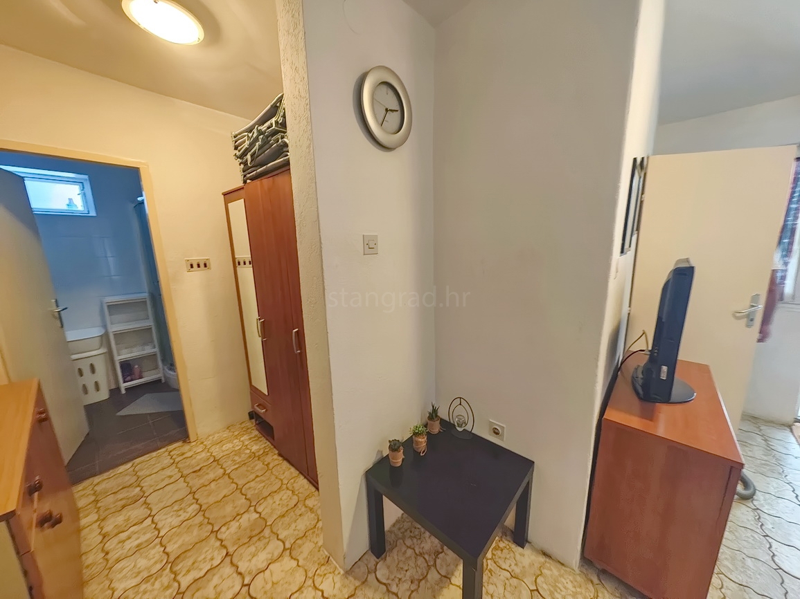 Punat, polsamostojna hiša z dvema ločenima apartmajema na dobri lokaciji!