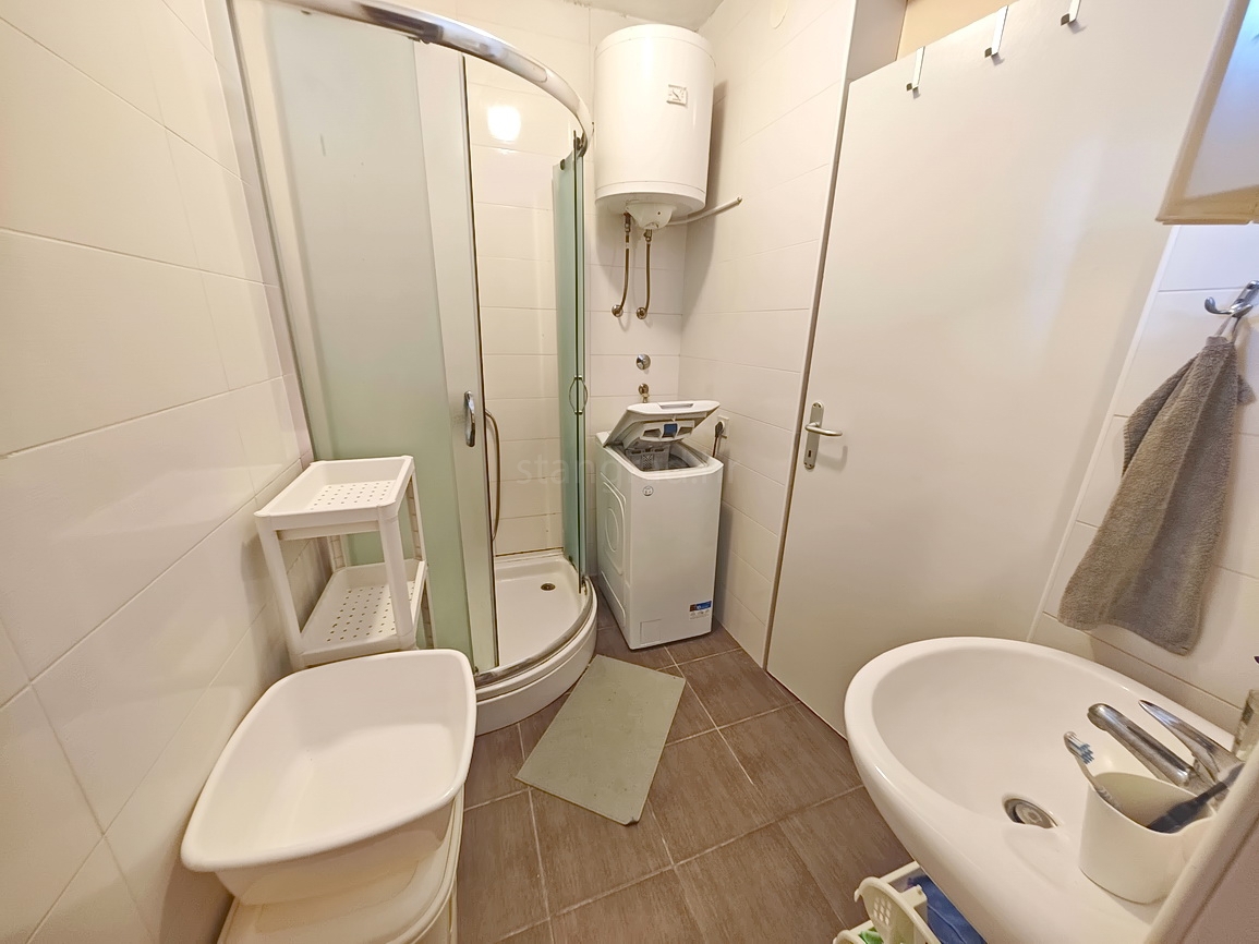Punat, polsamostojna hiša z dvema ločenima apartmajema na dobri lokaciji!