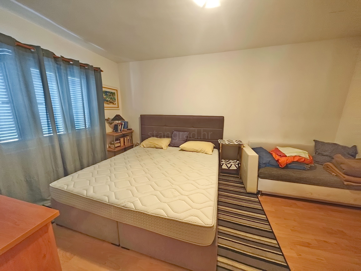 Punat, polsamostojna hiša z dvema ločenima apartmajema na dobri lokaciji!