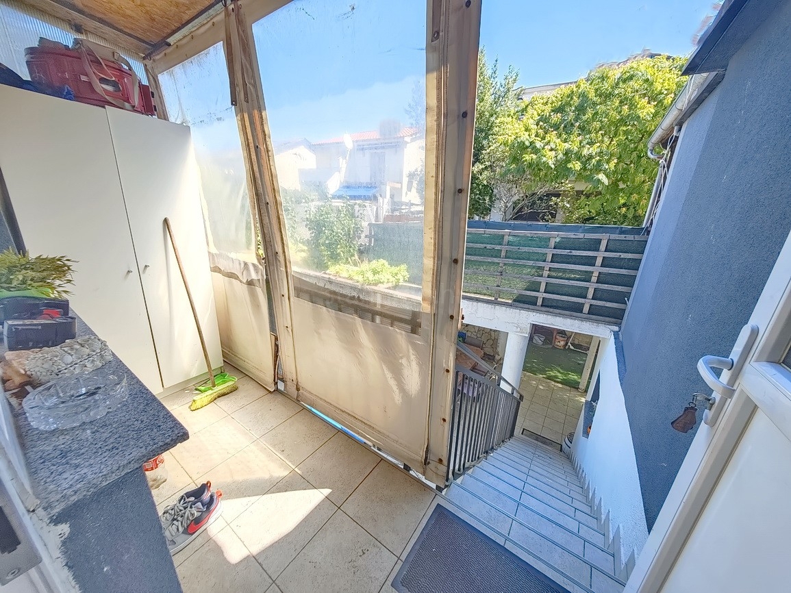 Punat, polsamostojna hiša z dvema ločenima apartmajema na dobri lokaciji!