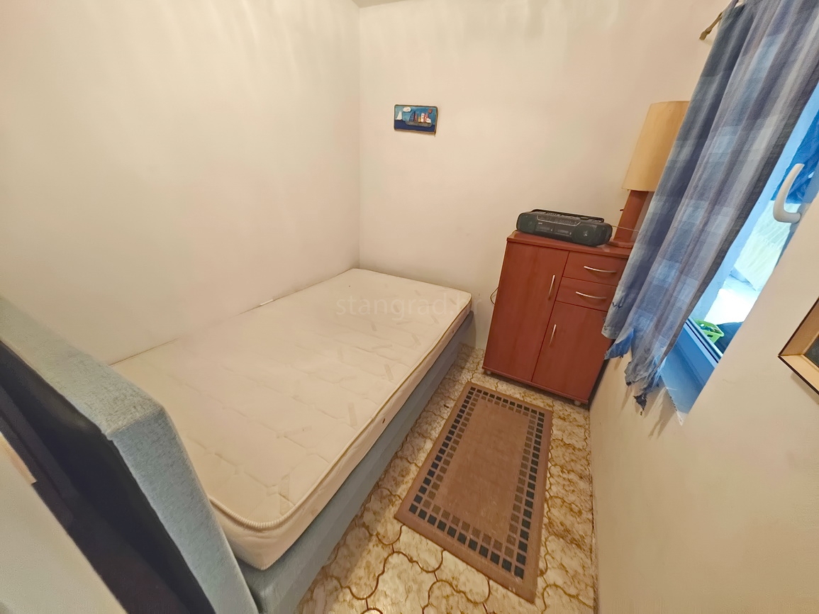 Punat, polsamostojna hiša z dvema ločenima apartmajema na dobri lokaciji!