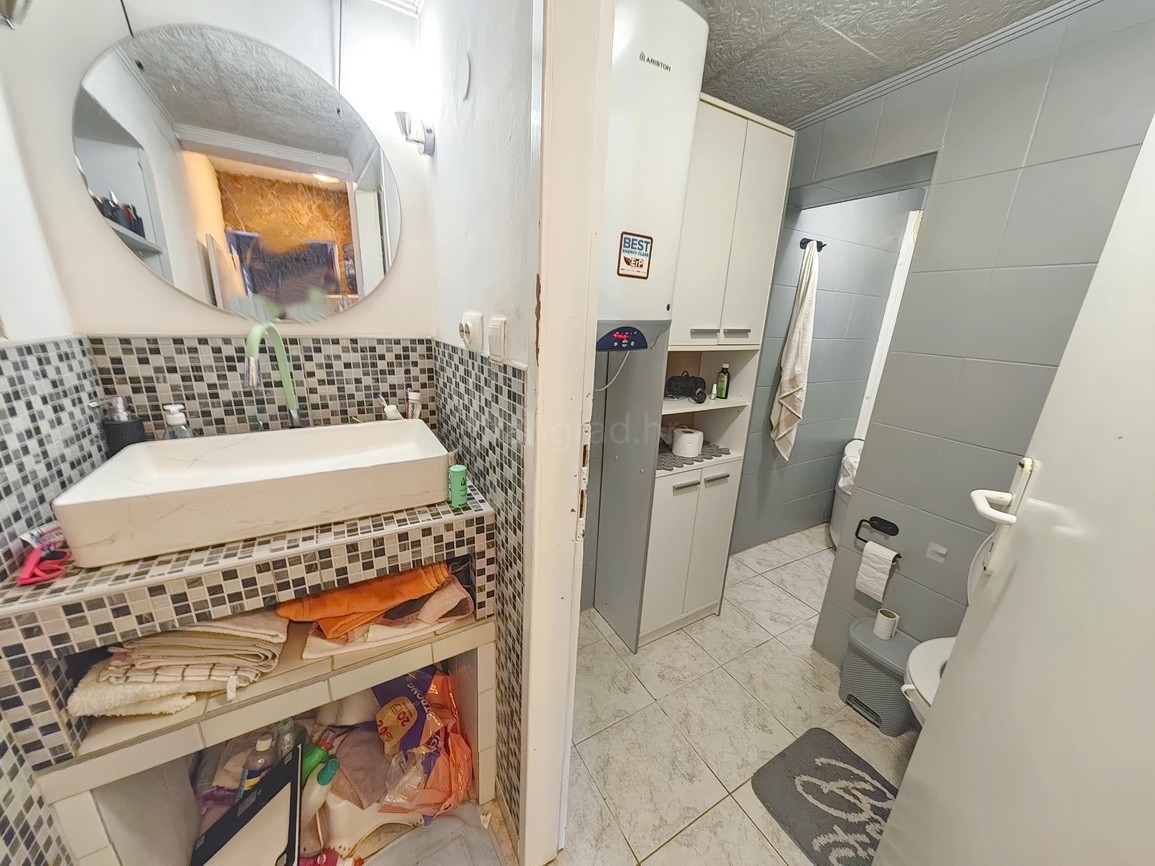 Punat, polsamostojna hiša z dvema ločenima apartmajema na dobri lokaciji!