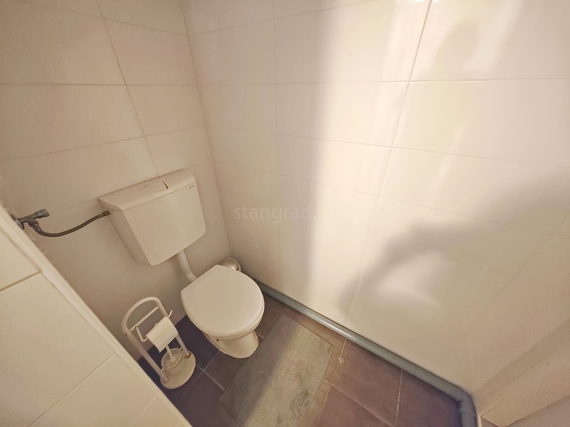 Punat, polsamostojna hiša z dvema ločenima apartmajema na dobri lokaciji!