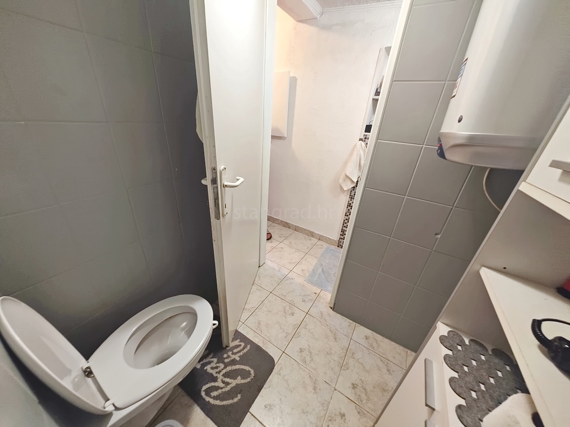 Punat, polsamostojna hiša z dvema ločenima apartmajema na dobri lokaciji!