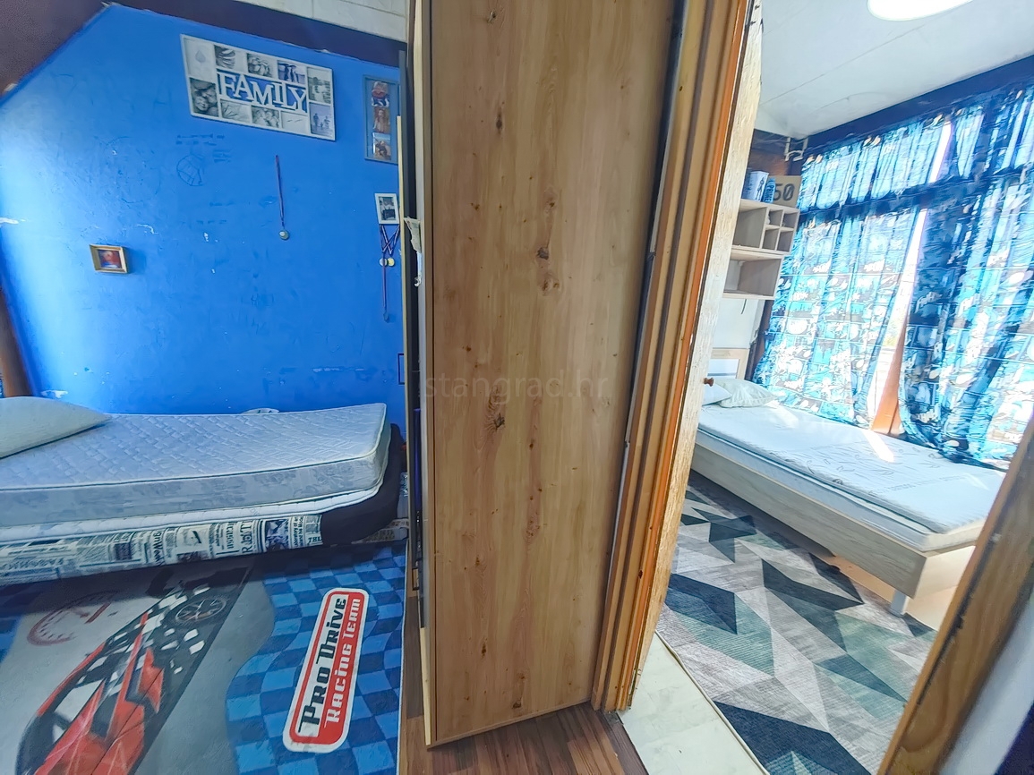 Punat, polsamostojna hiša z dvema ločenima apartmajema na dobri lokaciji!