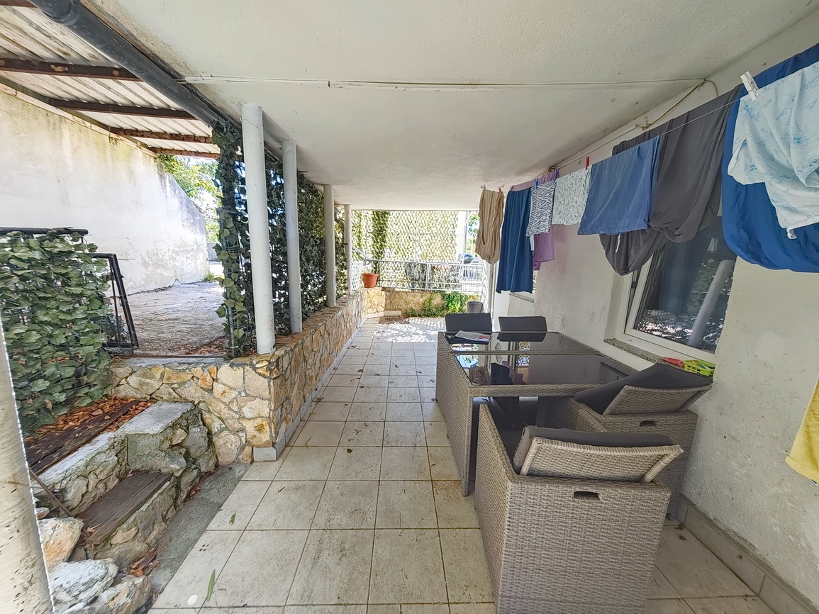 Punat, polsamostojna hiša z dvema ločenima apartmajema na dobri lokaciji!