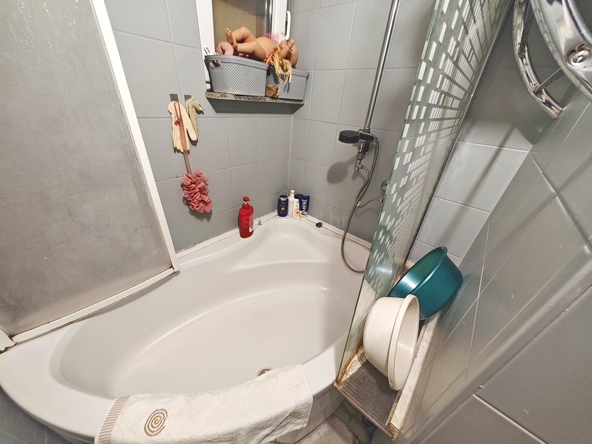 Punat, polsamostojna hiša z dvema ločenima apartmajema na dobri lokaciji!