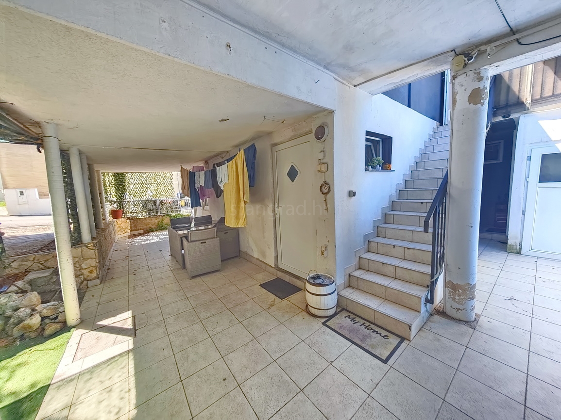 Punat, polsamostojna hiša z dvema ločenima apartmajema na dobri lokaciji!