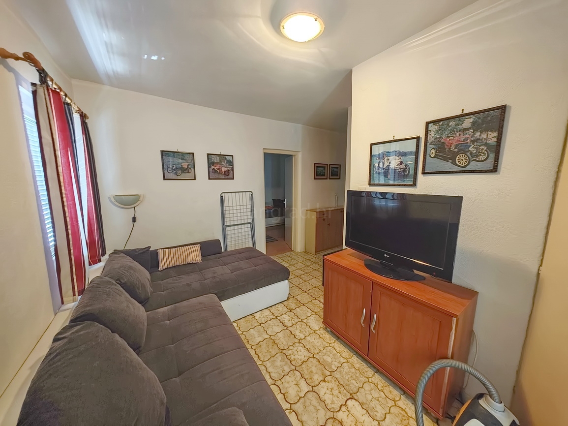 Punat, polsamostojna hiša z dvema ločenima apartmajema na dobri lokaciji!