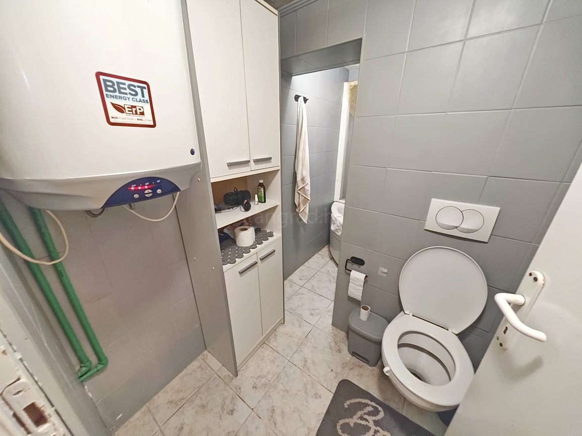 Punat, polsamostojna hiša z dvema ločenima apartmajema na dobri lokaciji!