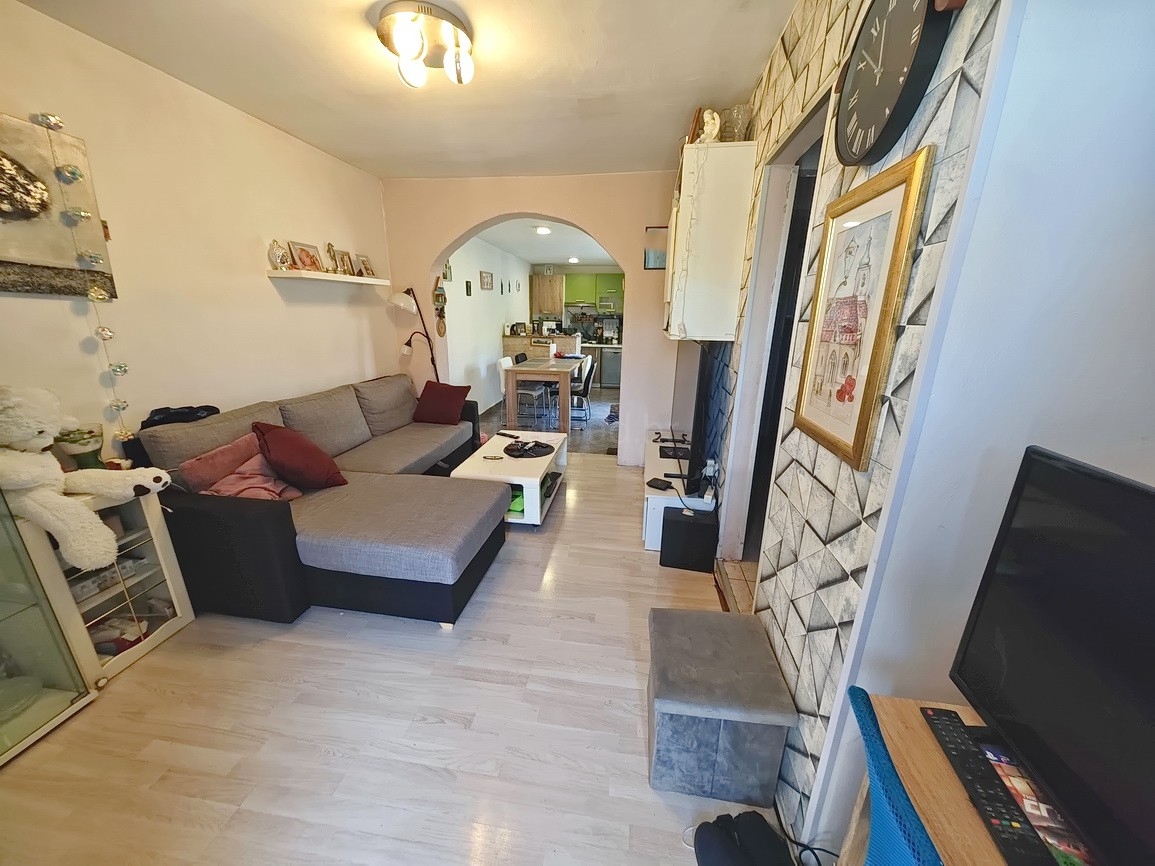 Punat, polsamostojna hiša z dvema ločenima apartmajema na dobri lokaciji!