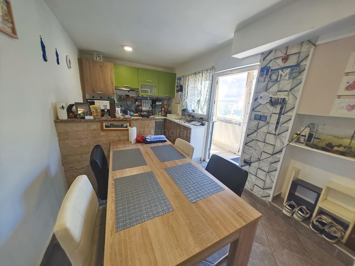 Punat, polsamostojna hiša z dvema ločenima apartmajema na dobri lokaciji!