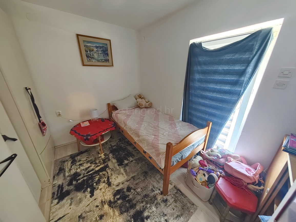 Punat, polsamostojna hiša z dvema ločenima apartmajema na dobri lokaciji!