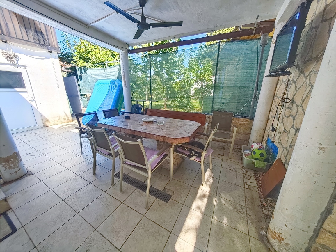 Punat, polsamostojna hiša z dvema ločenima apartmajema na dobri lokaciji!