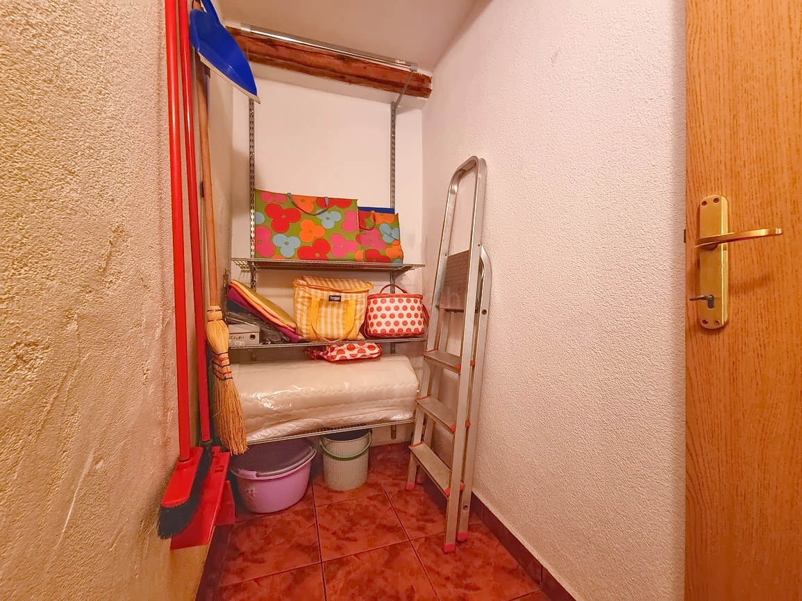 Malinska, garsonjera s prostorno zeleno teraso!