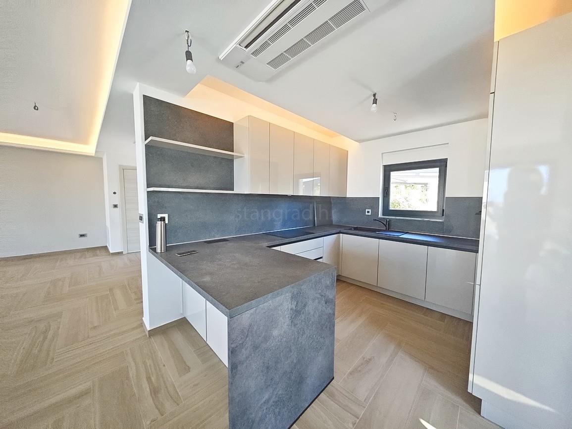 Malinska, polsamostojna hiša z bazenom in pogledom na morje!