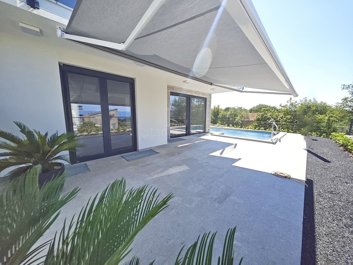 Malinska, polsamostojna hiša z bazenom in pogledom na morje!