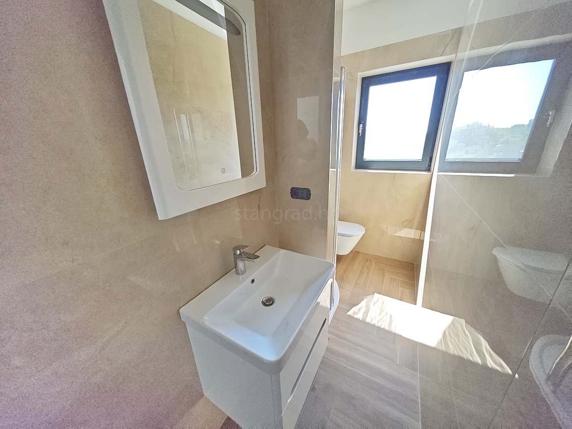 Malinska, polsamostojna hiša z bazenom in pogledom na morje!