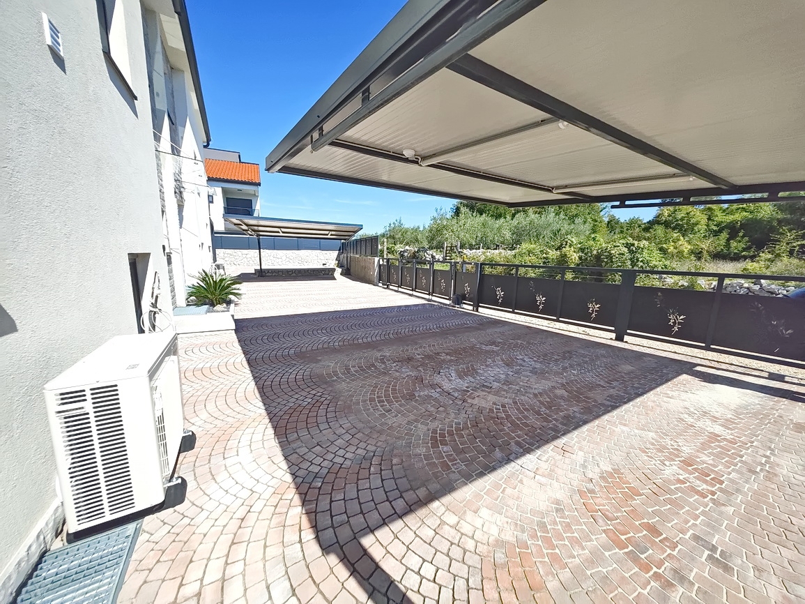 Malinska, polsamostojna hiša z bazenom in pogledom na morje!