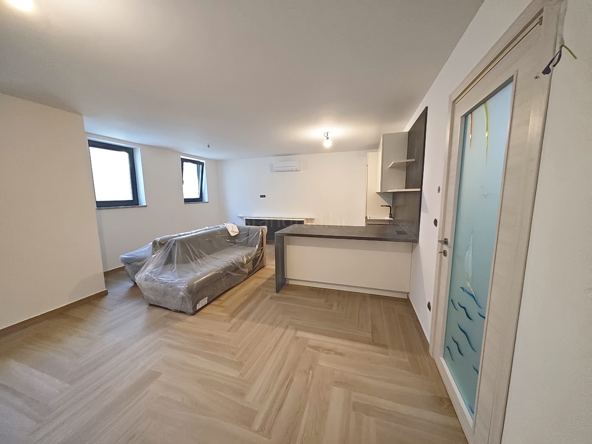 Malinska, polsamostojna hiša z bazenom in pogledom na morje!