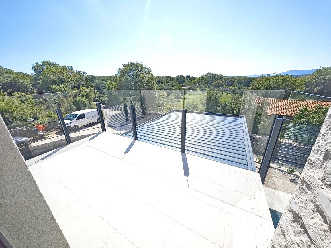 Malinska, polsamostojna hiša z bazenom in pogledom na morje!