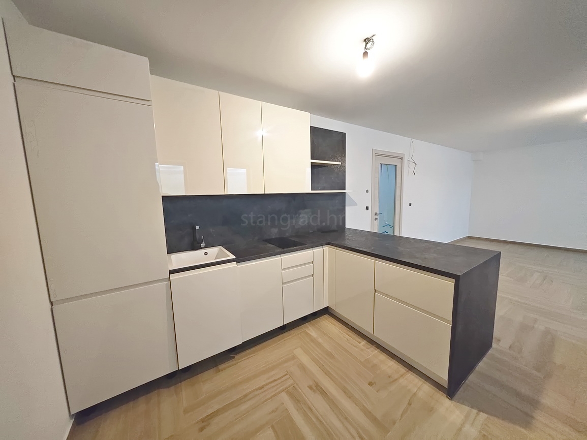 Malinska, polsamostojna hiša z bazenom in pogledom na morje!