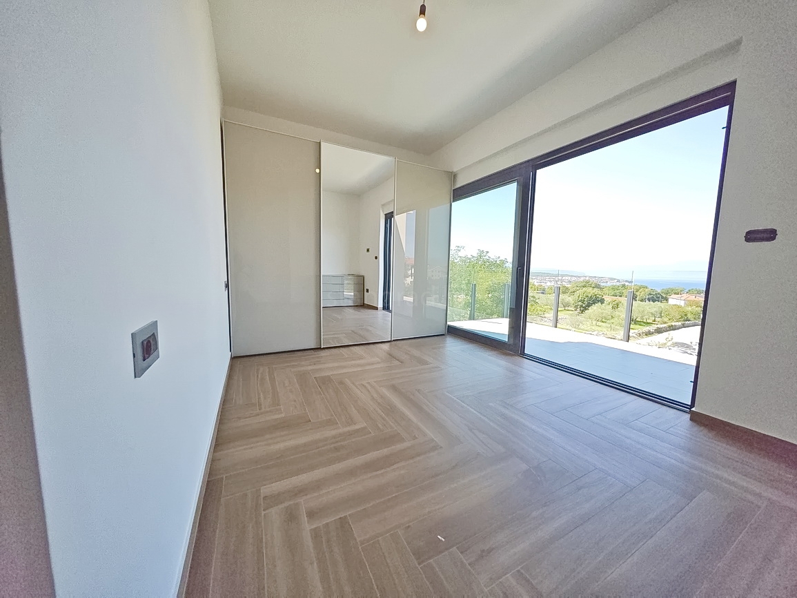 Malinska, polsamostojna hiša z bazenom in pogledom na morje!