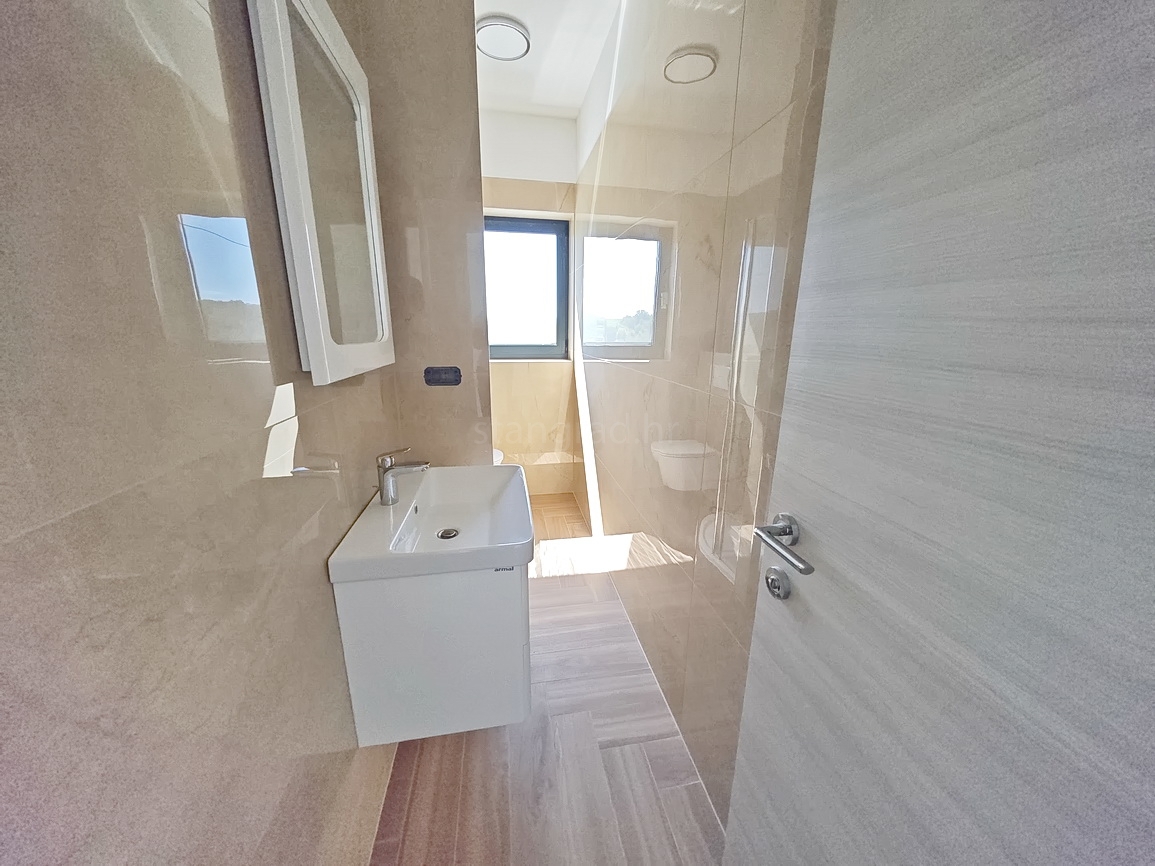 Malinska, polsamostojna hiša z bazenom in pogledom na morje!