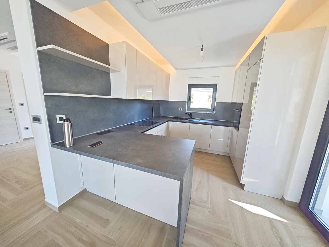 Malinska, polsamostojna hiša z bazenom in pogledom na morje!