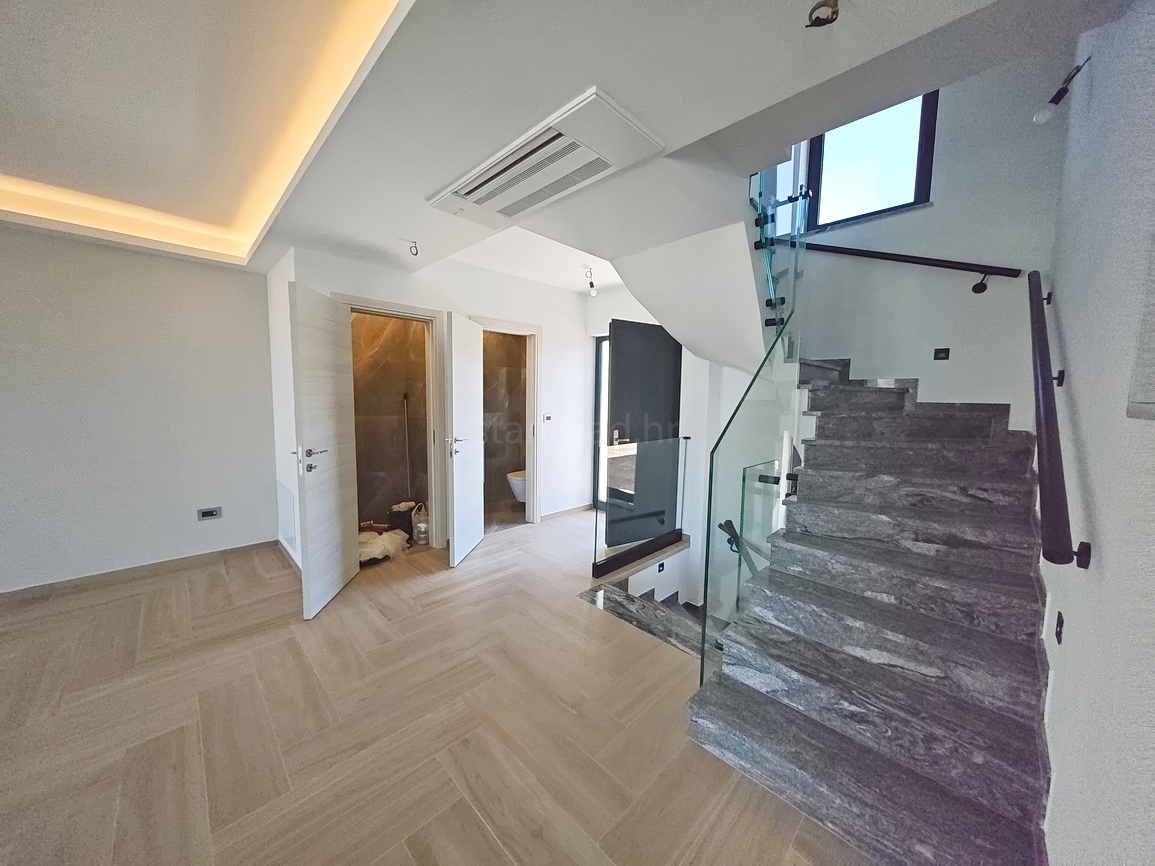 Malinska, polsamostojna hiša z bazenom in pogledom na morje!